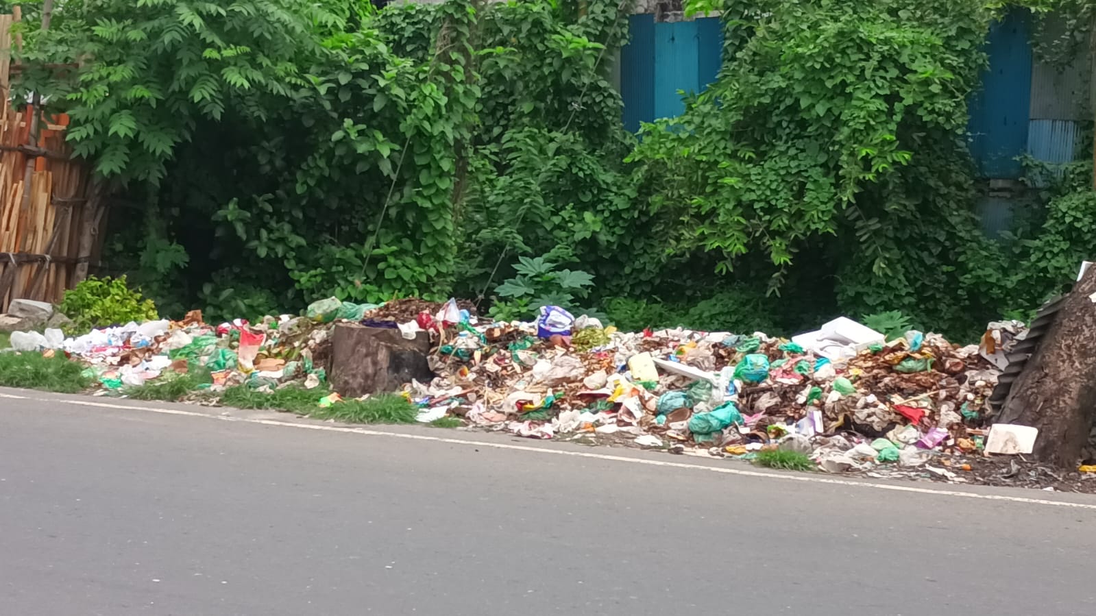 শিরোমণিতে ময়লার স্তূপে জনজীবন অতিষ্ঠ, বাড়ছে ডেঙ্গুর ঝুঁকি; নিরুত্তাপ প্রশাসন