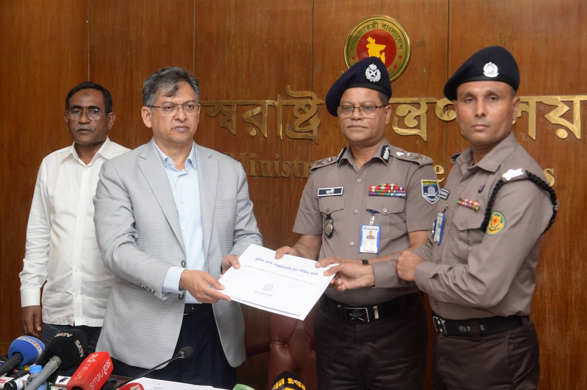 কর্তব্যনিষ্ঠা, সাহসিকতা এবং জনহিতকর কাজের স্বীকৃতি হিসেবে ১৫ পুলিশ সদস্য পুরস্কৃত
