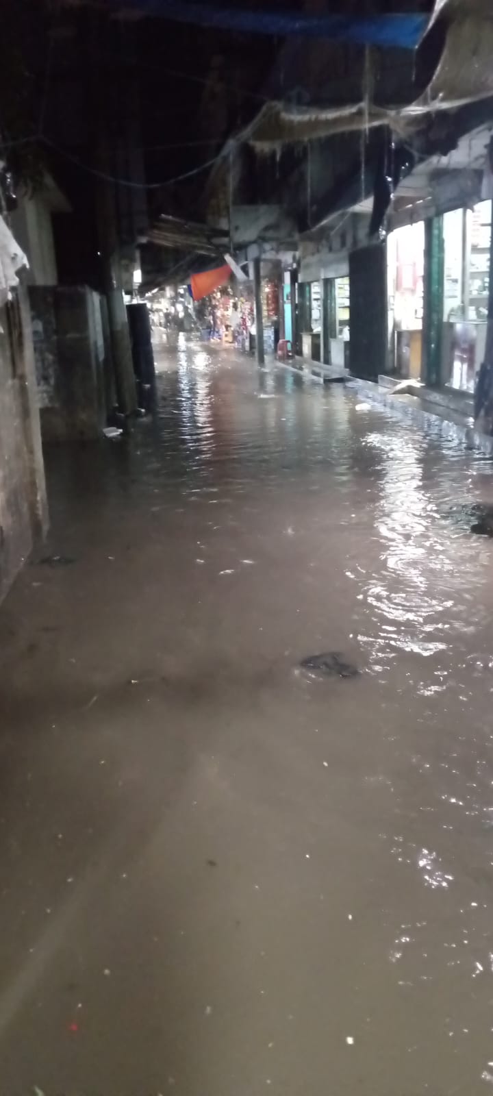 অল্প বৃষ্টিতে ঈদগাঁও হাসপাতাল সড়ক প্লাবিত,জনদূভোগ চরমে 
