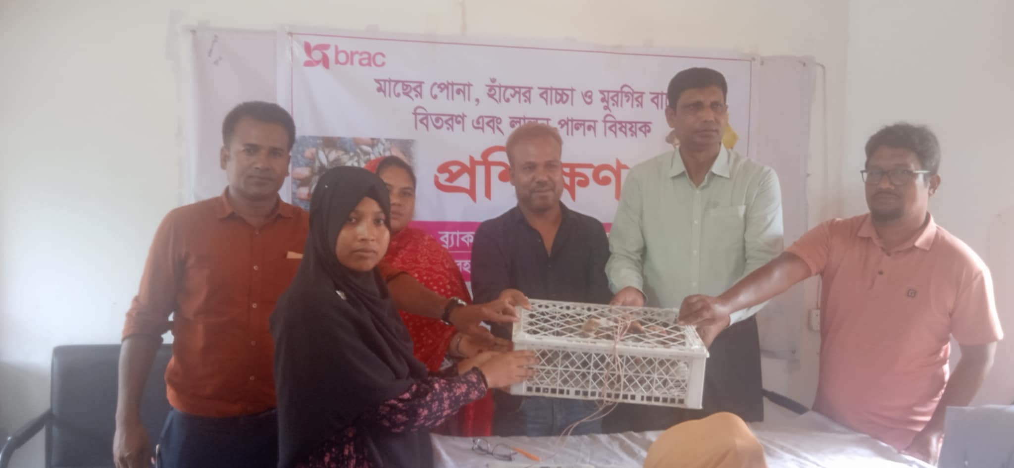 “ধামইরহাটে স্বপ্ন স্বারথী কিশোরীদের মাঝে উন্নতমানের মুরগীর বাচ্চা বিতরণ “