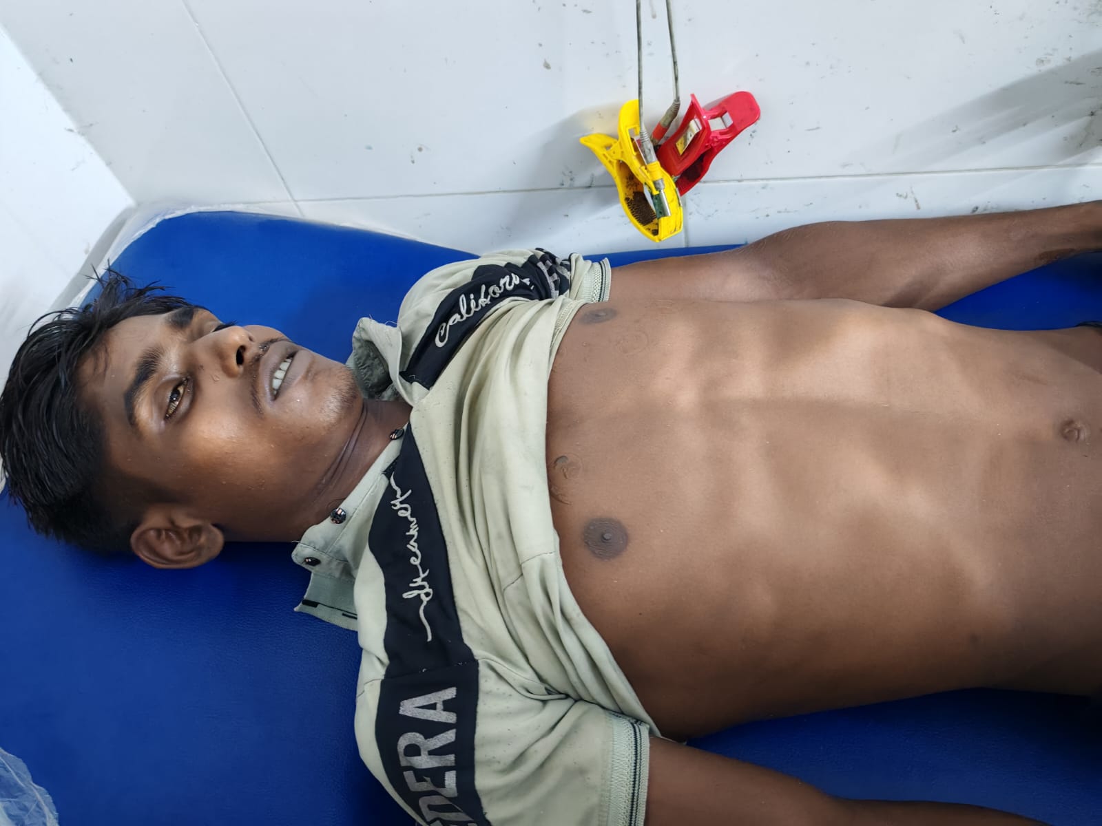 ডুমুরিয়ায় বিদ্যুৎস্পৃষ্টে চিংড়ি ঘের শ্রমিকের মর্মান্তিক মৃত্যু