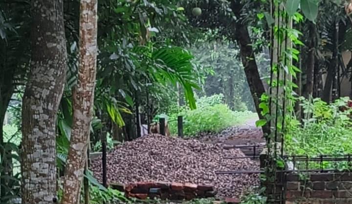 বিশ্বনাথের পল্লীতে বালু ও পাথর দিয়ে  সরকারি রাস্তা বন্ধ করে দেওয়ার অভিযোগ  মসজিদ ও স্কুলে যেতে বিঘ্ন ঘটছে এলাকাবাসীর