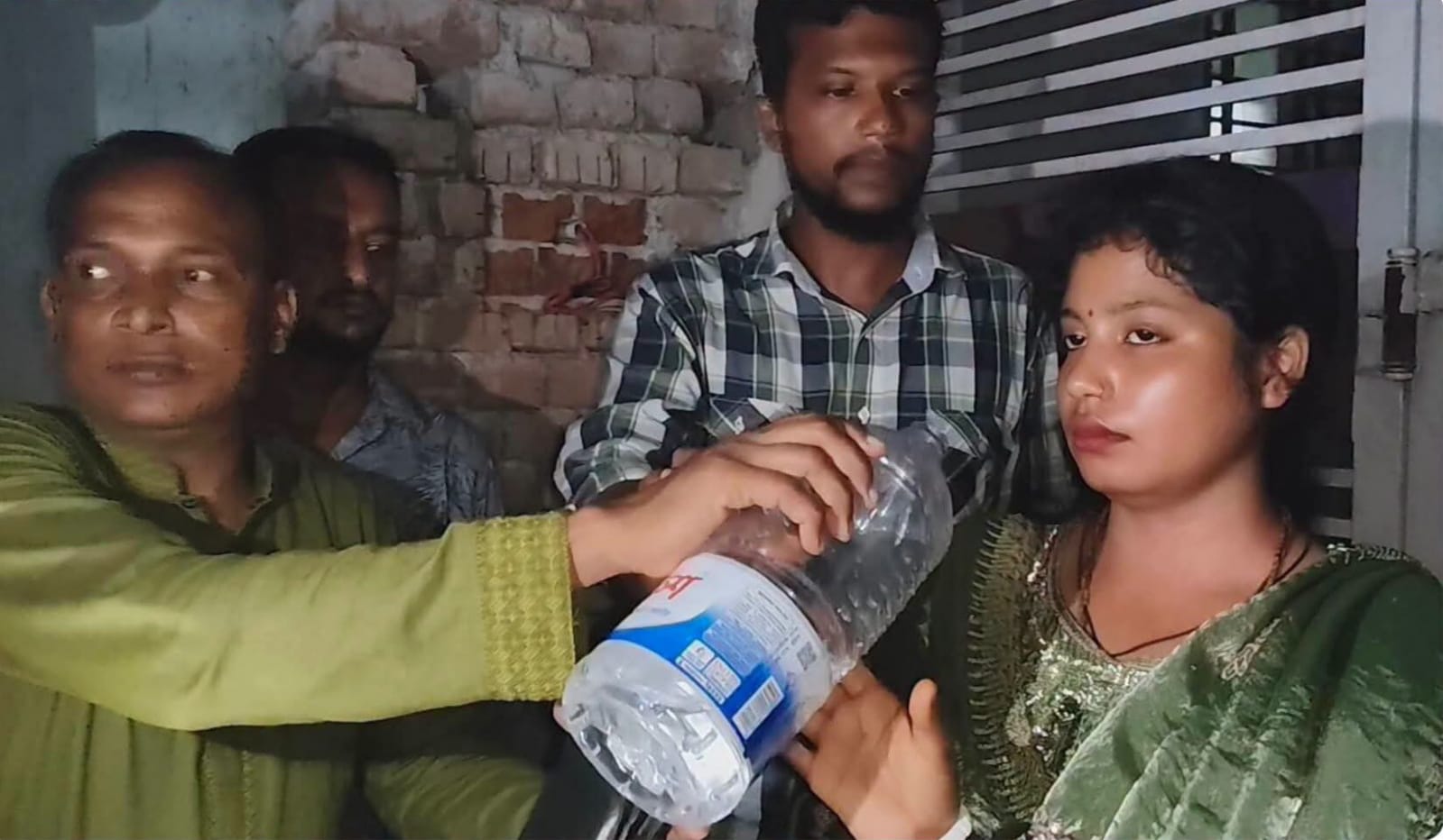 স্ত্রীর দাবিতে অনশনের পর মুখে পানি. লড়াই আপাতত স্থগিত, সোমবার বসবে সালিশ