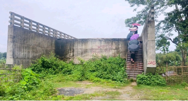 ইসলামাবাদের গজালিয়ায় সেতু থাকলেও দুই প্রান্তে সংযোগ সড়ক নেই, ভোগান্তি চরমে
