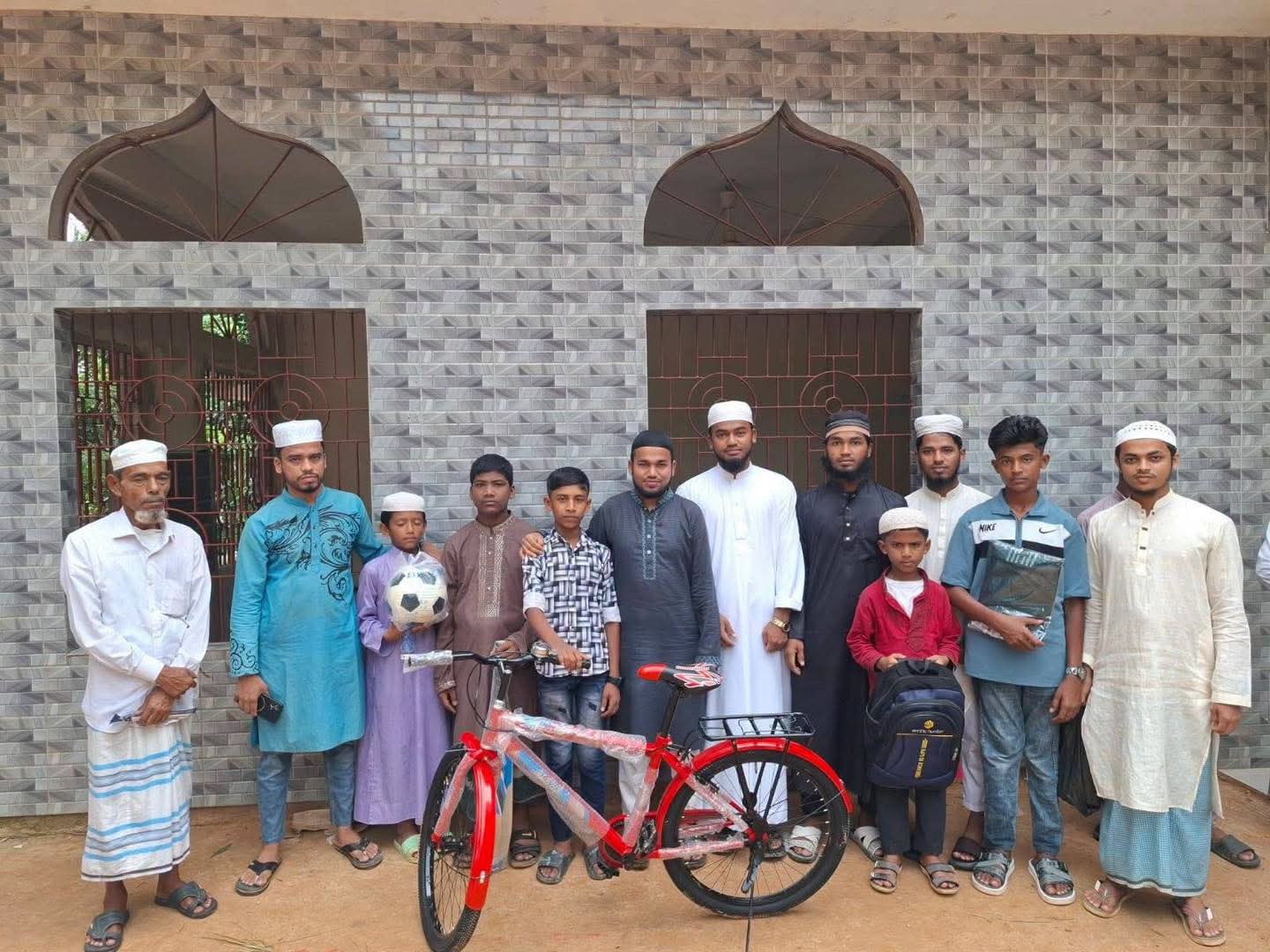 ঈদগাঁওয়ের কালিরছড়ায় ব্যতিক্রমী আয়োজন, নামাজমুখী যুবকদের মাঝে পুরস্কার 