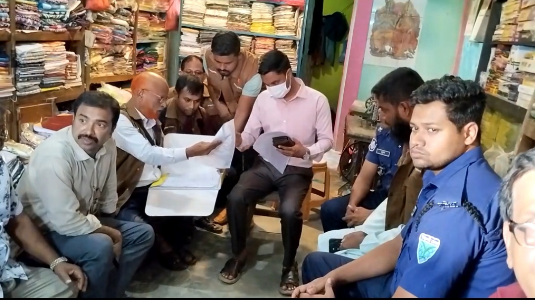 ধর্মপাশার সুখাইড় বাজারে প্রশাসনের সহায়তায় বেদখল জায়গা ফেরত পেয়েছেন অভিজিৎ সরকার