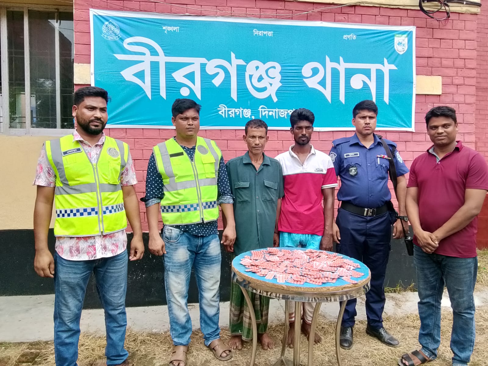 বীরগঞ্জে পুলিশের অভিযানে বিপুল পরিমাণ ট্যাপেন্ডাল ট্যাবলেট উদ্ধার, আটক ২