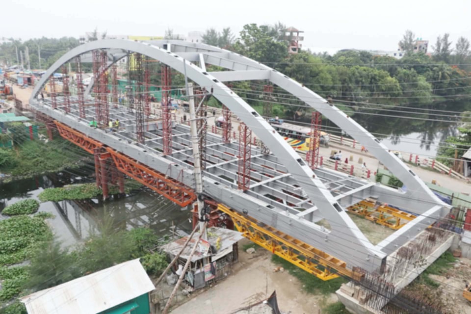 গল্লামারি দু’টি দৃষ্টিনন্দন স্টিল নেটওয়ার্ক আর্চ ব্রিজের নির্মাণ প্রকল্প—-একটি সম্পন্ন হচ্ছে সেপ্টম্বরে, অপরটির জন্য আরো এক বছর অপেক্ষা 