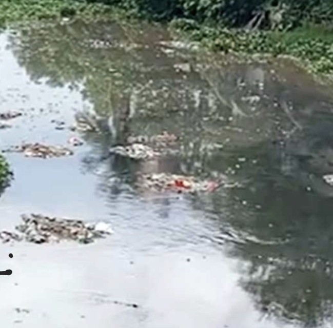 ময়ূর নদের তীরে ময়লা আবর্জনা ভারী হচ্ছে পরিবেশ