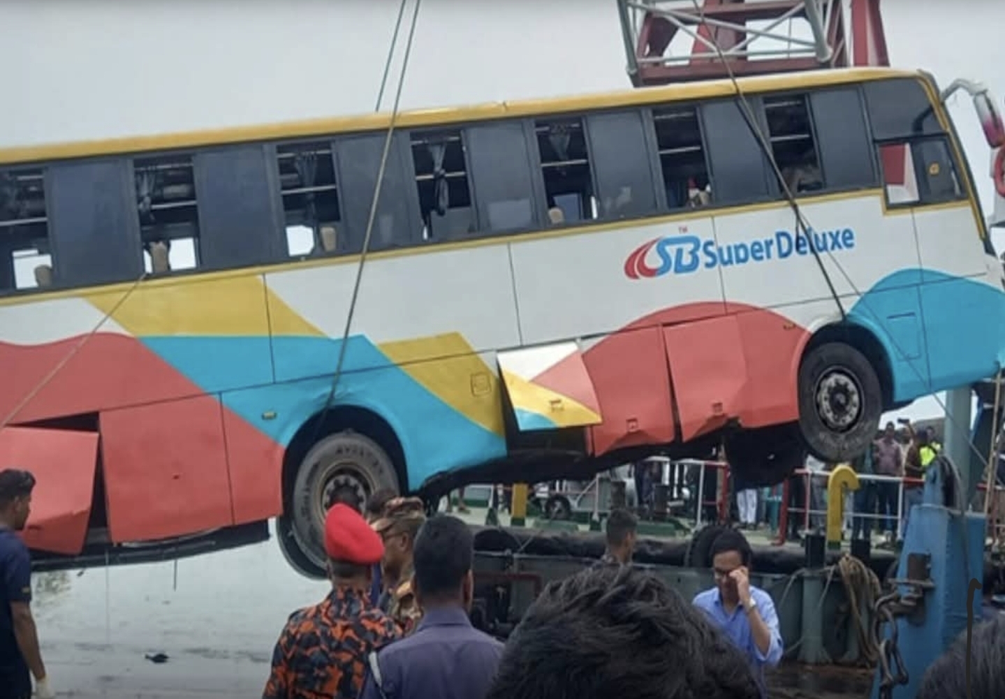 দৌলতদিয়া ফেরিঘাট থেকে পদ্মায় ডুবে যাওয়া বাস উদ্ধার