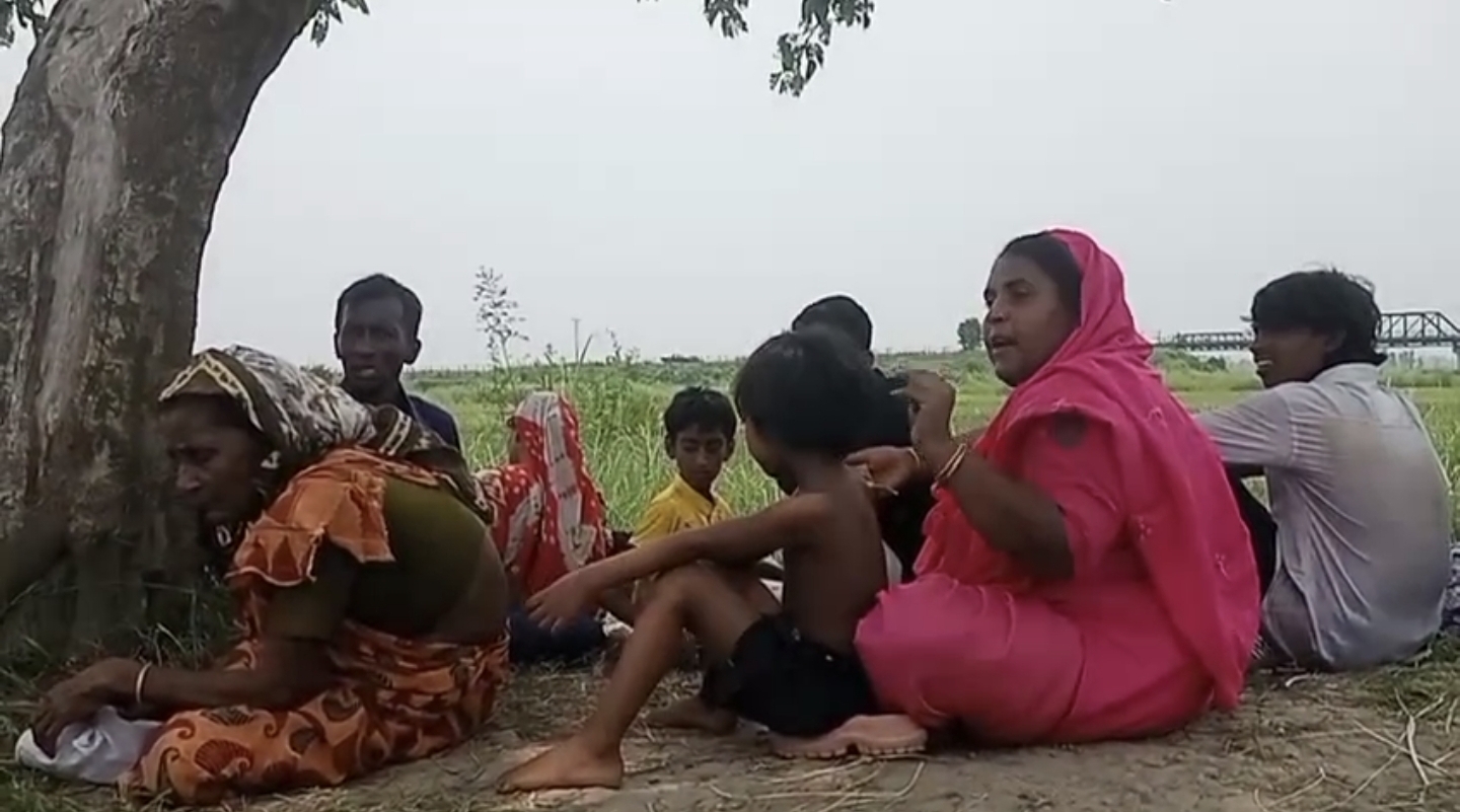 সাপাহার সীমান্তে নারী পুরুষ ও শিশু সহ ১৭ জনকে পুশ ইন চেষ্টা