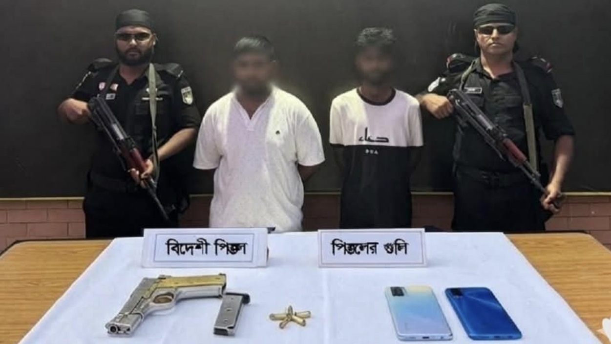 নগরীর আড়ংঘাটা থেকে অস্ত্র ও গুলিসহ দুই যুবক গ্রেপ্তার