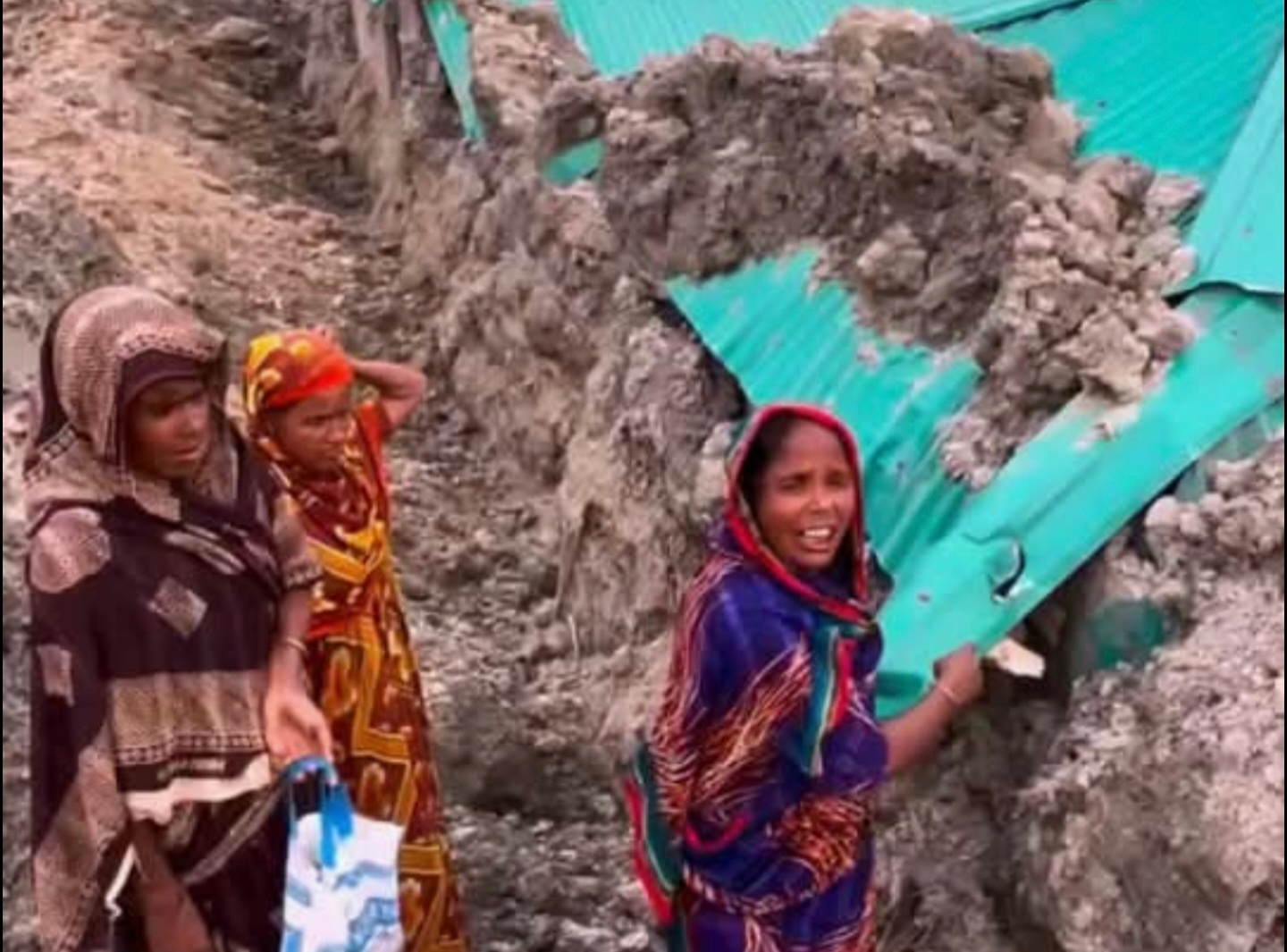 ‘রাইতে ঘুমাতে পারি না, মনে হয় এই বুঝি মাটি চাপা পড়ে মরে গেলাম’-‘তাঁবু টানিয়ে থাকতিছি ‘..