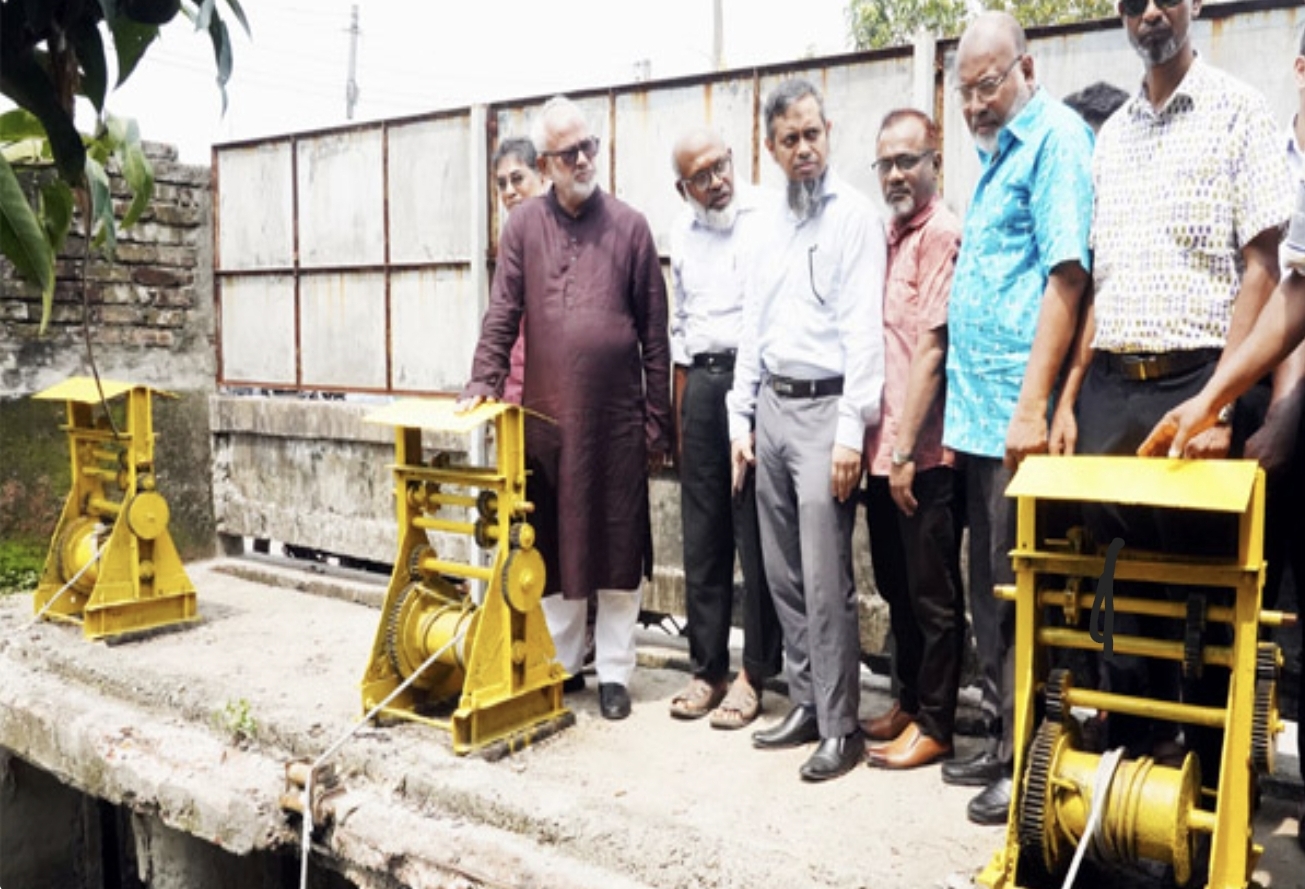 জোয়ারের সময়ে নদীতে বৃষ্টির পানি নিষ্কাশিত না হওয়ায় কিছু স্থানে জলাবদ্ধতার সৃষ্টি হচ্ছে