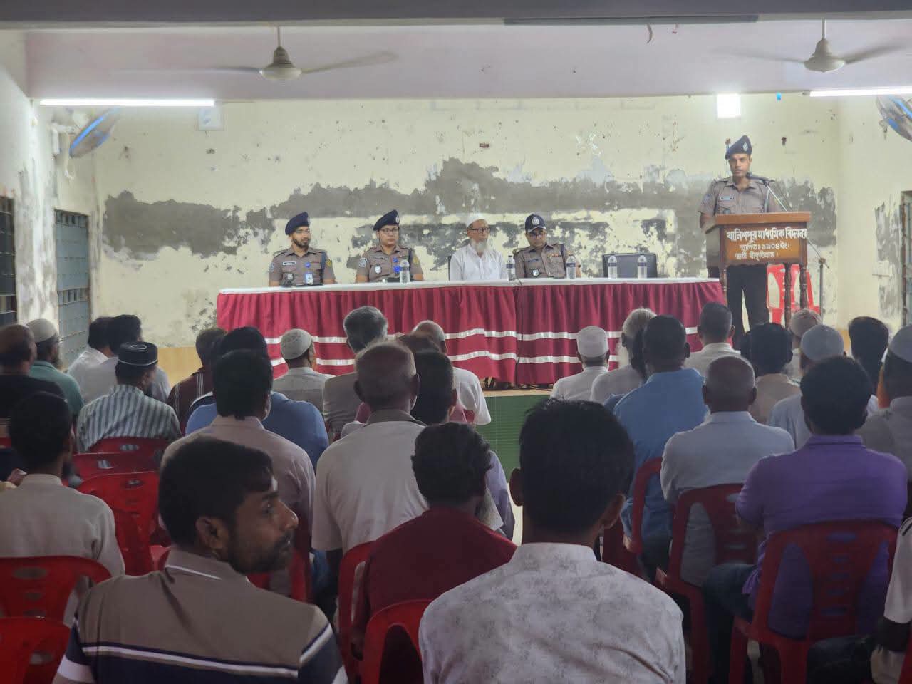 নগরবাসীর মধ্যে সচেতনতা বৃদ্ধি এবং নিরাপত্তা ব্যবস্থা জোরদারকল্পে এলাকাবাসীর সাথে উঠান বৈঠক