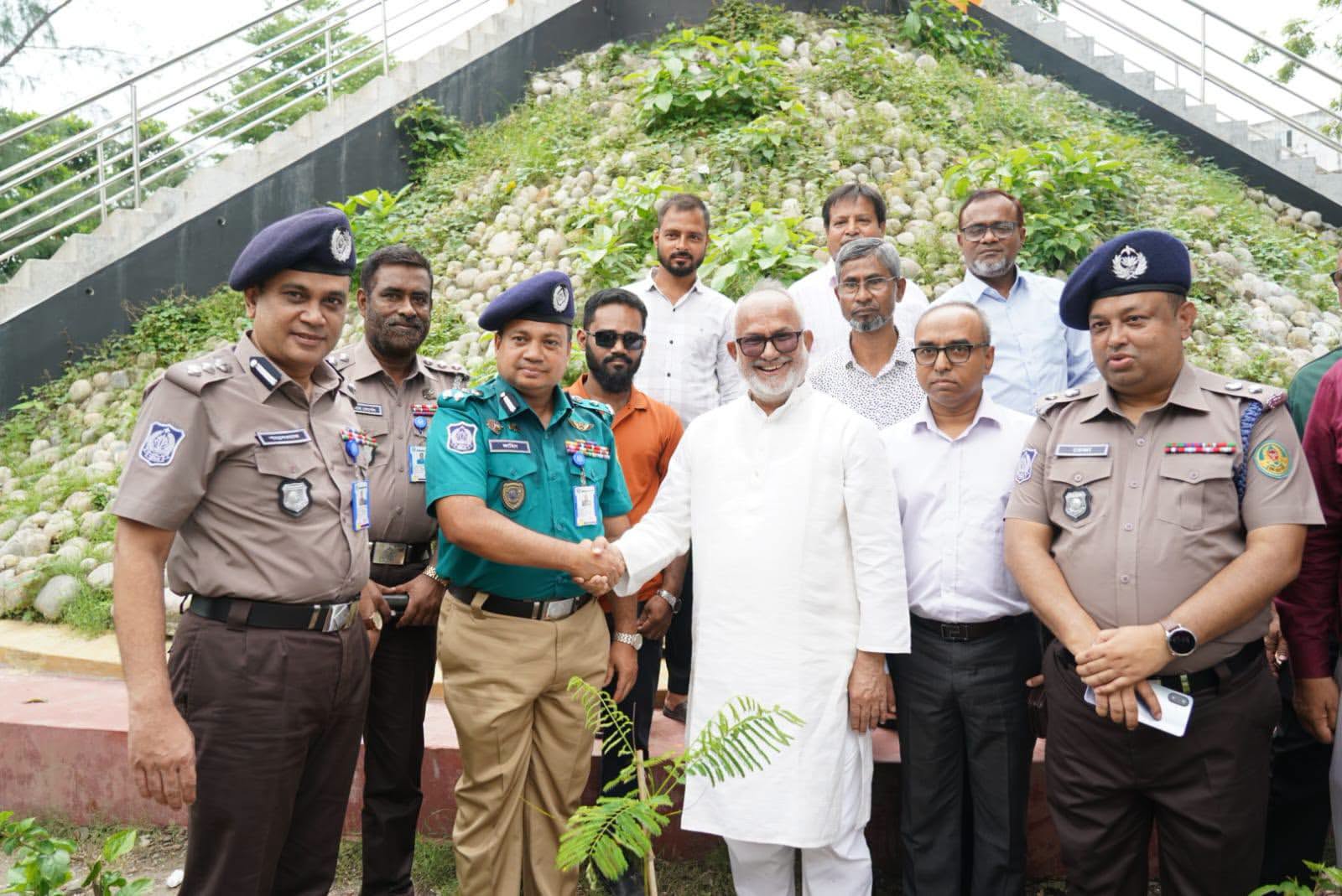 সবুজ, নিরাপদ ও বাসযোগ্য ভবিষ্যৎ বিনির্মাণে কেএমপি’র বৃক্ষরোপণ কর্মসূচি