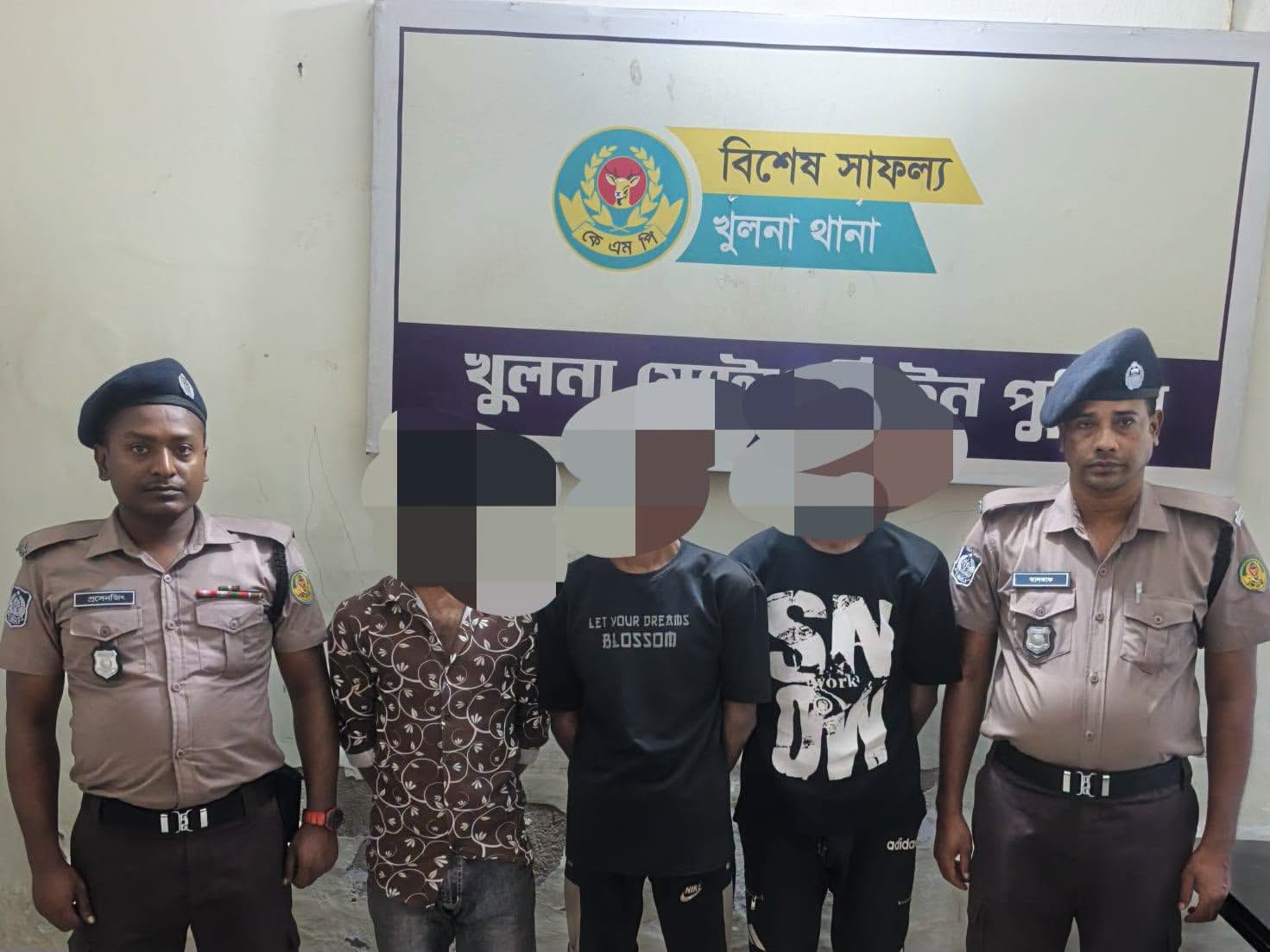 দেশীয় অস্ত্রসহ ও একাধিক মামলার আসামী ৩ জন গ্রেফতার