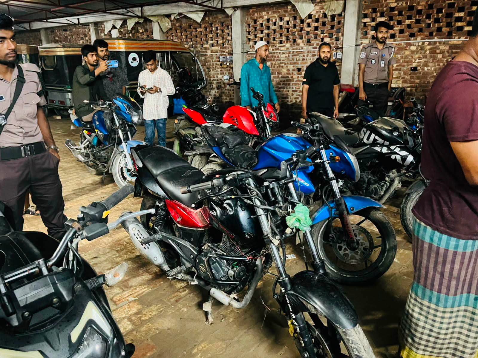 লবণচরা থানা পুলিশের বিশেষ অভিযানে ০৮টি মোটরসাইকেল উদ্ধার
