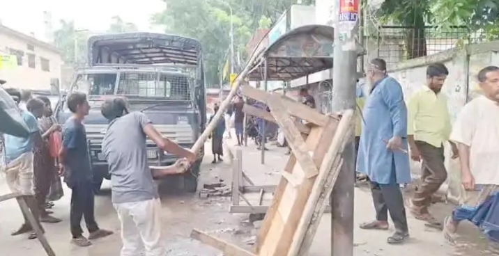 বগুড়ায় ফুটপাত দখলমুক্ত করতে সিটি কর্পোরেশনের উচ্ছেদ অভিযান, স্বস্তিতে নগরবাসী