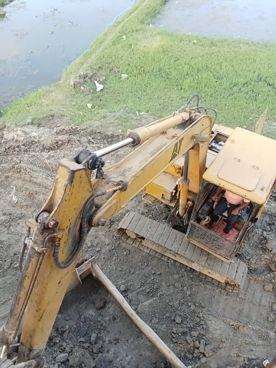 ডুমুরিয়ায় ভদ্রানদী খননের মাটি বিক্রি সিন্ডিকেট আবারও সক্রিয়, প্রশাসনের ভূমিকা নিয়ে ক্ষুব্ধ জনগণ