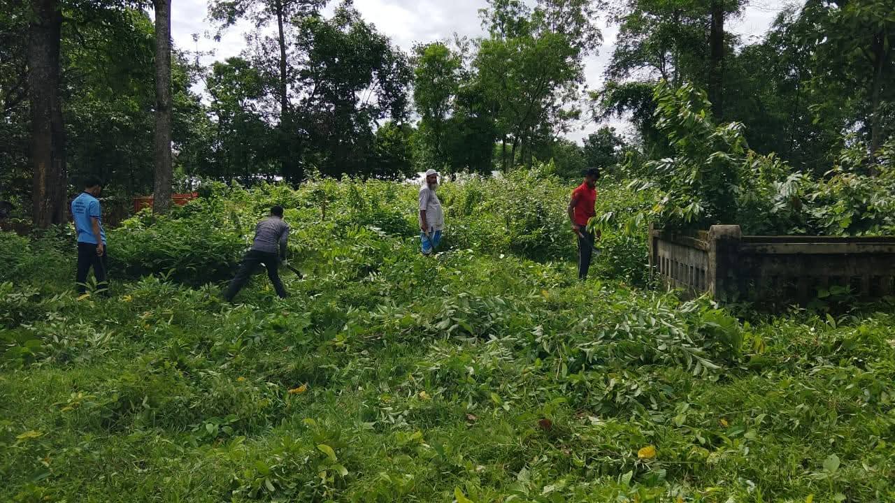 ইসলামপুরে কবরস্থান সংস্কারে স্বেচ্ছাশ্রমে অংশ নিলো যুবসমাজ 