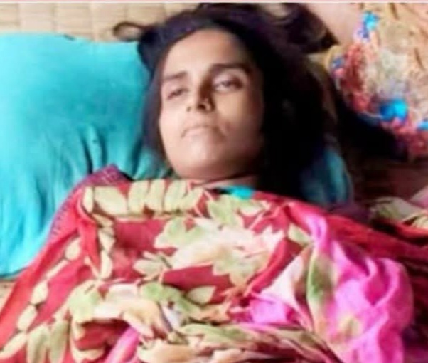 খুলনায় গৃহবধূর ঝুলন্ত মরদেহ উদ্ধার, তদন্তে পুলিশ