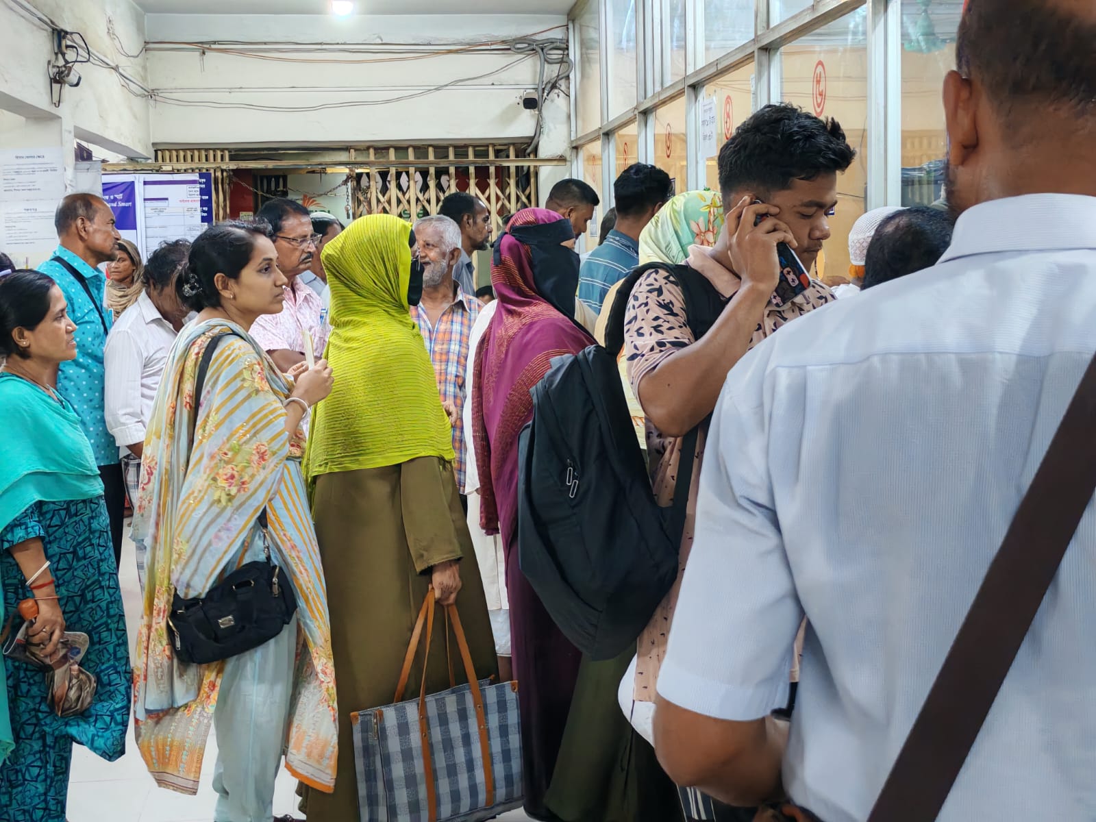 ডুমুরিয়া সোনালী ব্যাংকে চরম অব্যবস্থাপনা, ব্যবস্থাপকের বিরুদ্ধে দায়িত্ব অবহেলার অভিযোগ