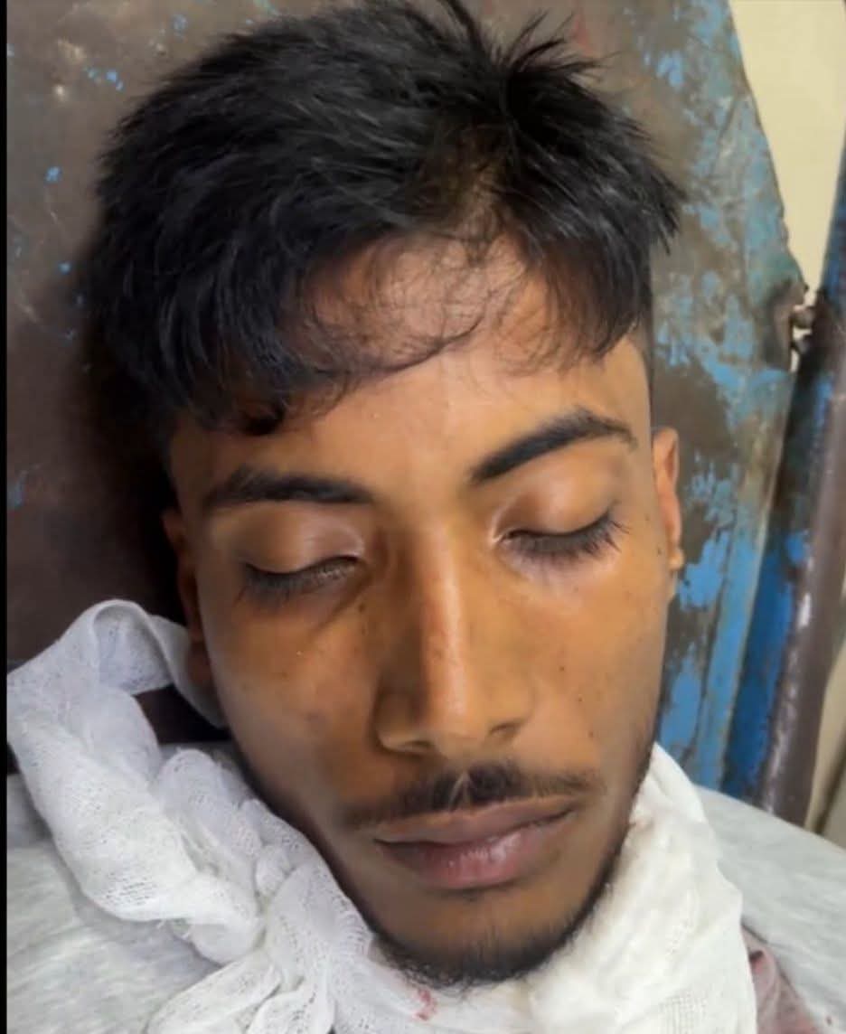 খুলনায় এনা কাউন্টারে গলা কাটা অবস্থায় যুবক উদ্ধার,খুমেক হাসপাতালে ভর্তি