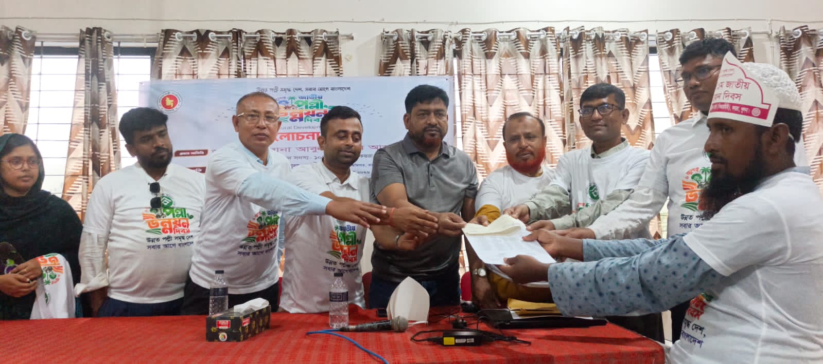 কয়রায় জাতীয় পল্লী উন্নয়ন দিবস পালন: আলোচনা সভা ও চেক বিতরণ