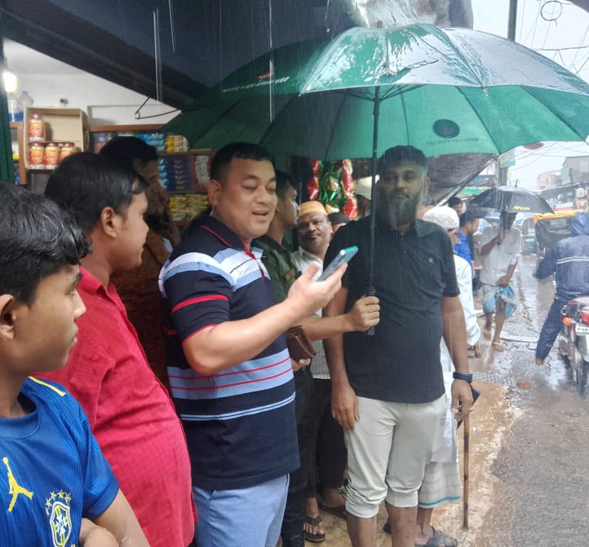 টানা বর্ষণে ঈদগাঁও বাজার এলাকায় জনদুর্ভোগ চরমে-প্লাবিত সড়ক ইউএনওর পরিদর্শন