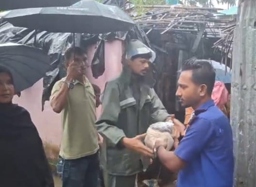 ঈদগাঁওতে পানিবন্দি মানুষের পাশে চেয়ারম্যান সোহেল জাহান চৌধুরী 