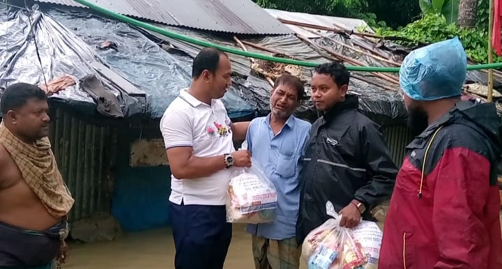 সাংসাদ লুৎফুর রহমান কাজলের নিদের্শনায়- জালালাবাদের হিন্দুপাড়া ছাতিপাড়ায় বন্যার্তদের মাঝে ত্রাণ বিতরণ