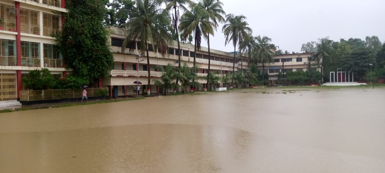 টানা বর্ষণে ঈদগাহ আদর্শ উচ্চ বিদ্যালয় প্লাবিত, পরীক্ষা স্থগিত 