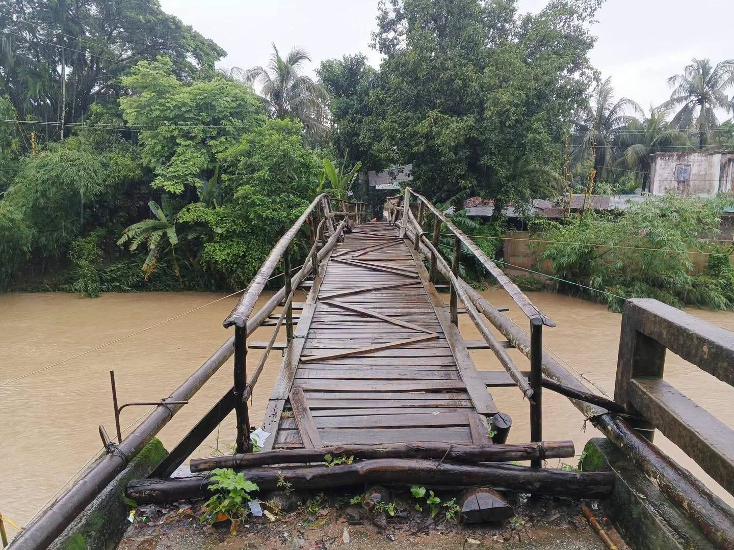 ঝুঁকিপূর্ণ কাঠের সাঁকোতেই পারাপার,স্থায়ী সেতু নির্মাণের দাবি এলাকাবাসীর 