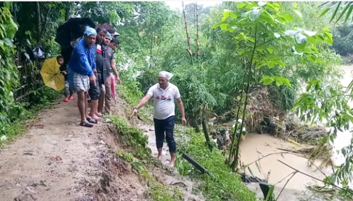 জালালাবাদ ছাতিপাড়া-হিন্দুপাড়া সড়কে স্থায়ী টেকসই বেড়ীবাঁধ নির্মাণের দাবী 