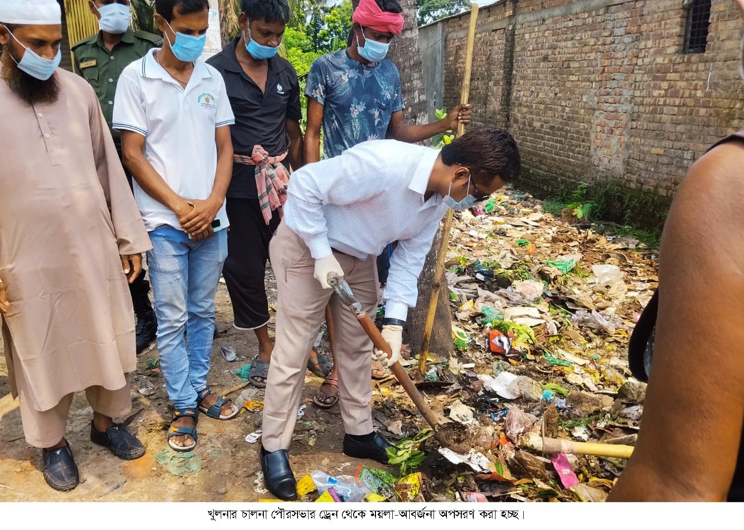 চালনা পৌরসভায় ময়মা -আবর্জনা ফেলার জায়গা না থাকার কারণে দুর্গন্ধ পোহাচ্ছে এলাকা বাসী সহ পথচারীদের