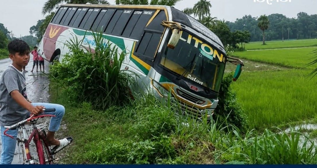 চাড়াভিটায় ইজিবাইককে সাইড দিতে গিয়ে পরিবহন খাদে, অল্পের জন্য রক্ষা পেলেন যাত্রীরা