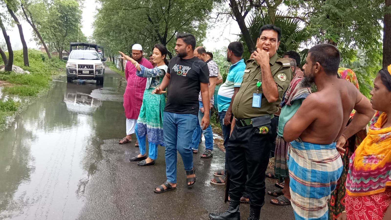 অতিরিক্ত বৃষ্টিতে ডুমুরিয়ার রতনখালী স্লুইচগেটে ভাঙন ও বিলে পানি প্রবেশ: মাঠ পরিদর্শনে ইউএনও ও ওসি