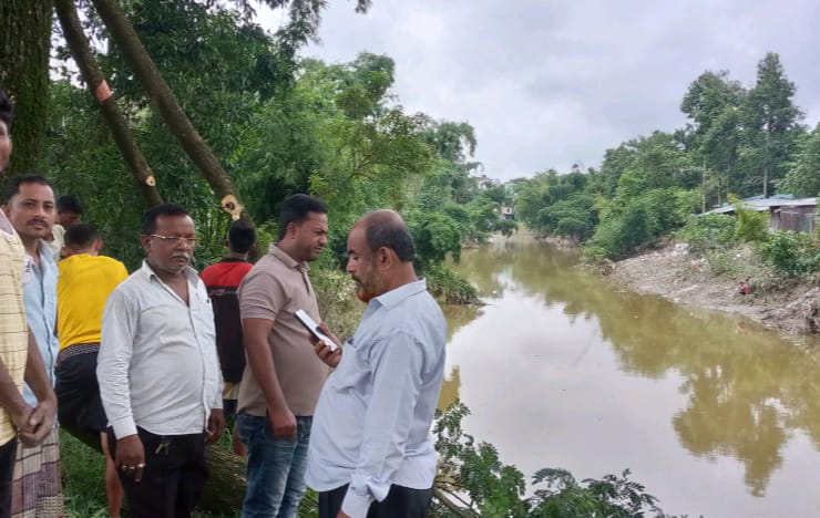 ইসলামাবাদে নিজস্ব অর্থায়নে নির্মিত হচ্ছে ঝুঁকিপূর্ণ ২শ মিটার বেড়ীবাঁধ 