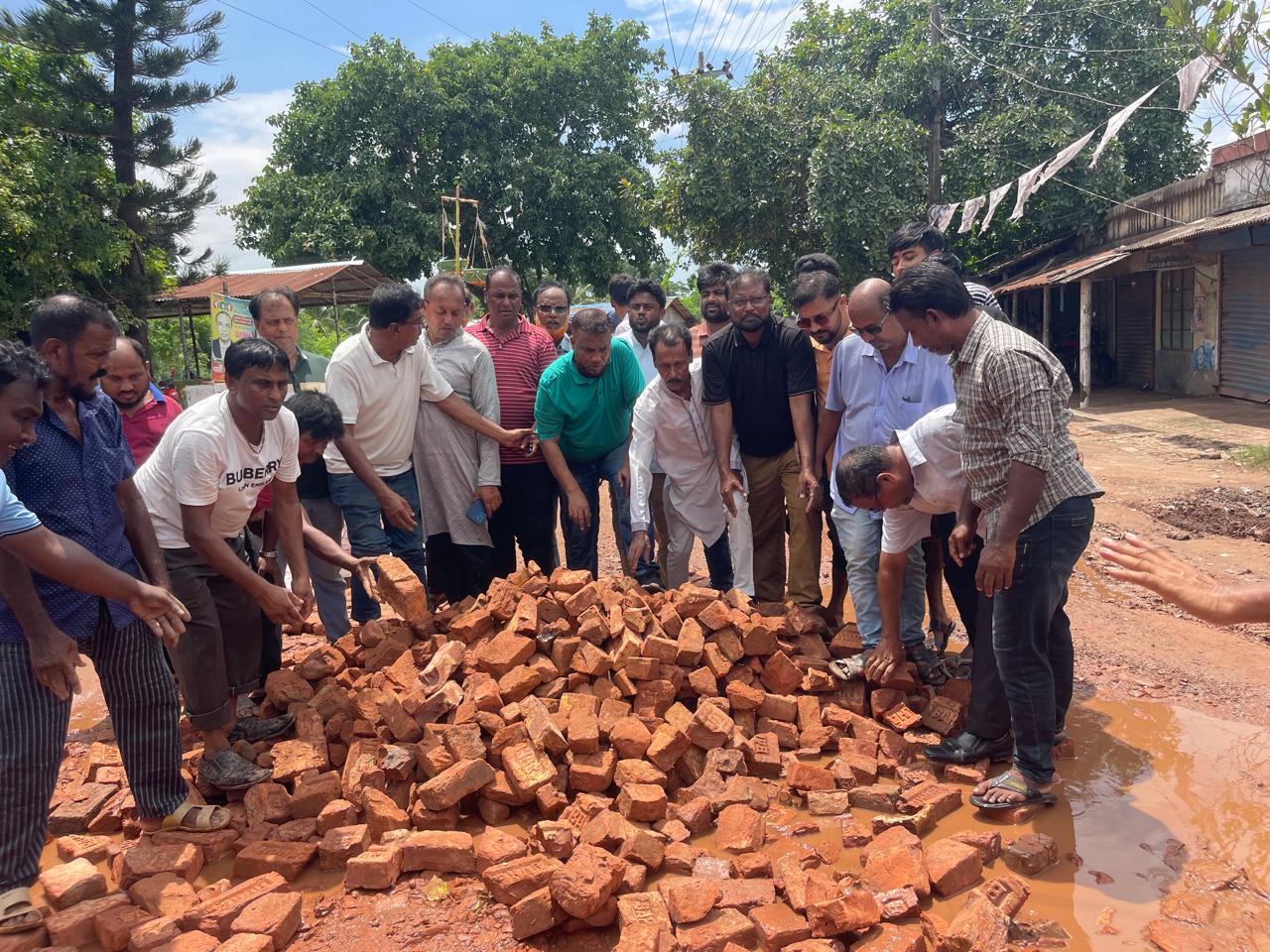 জনগণের দুর্ভোগ লাঘবে স্বেচ্ছায় সড়ক সংস্কার করল ডুমুরিয়া ইটভাটা মালিক সমিতি