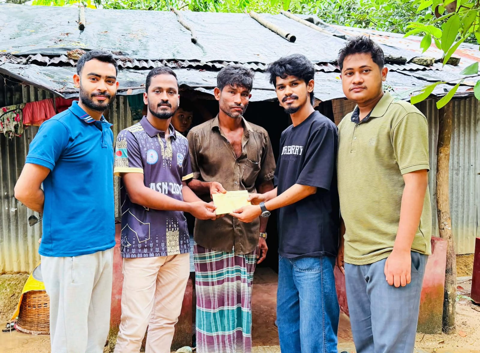 ইসলামাবাদে হাতির আক্রমণে আহত পরিবারের পাশে ঈআশিনি-২০২০ ফ্রেন্ডস সোসাইটি