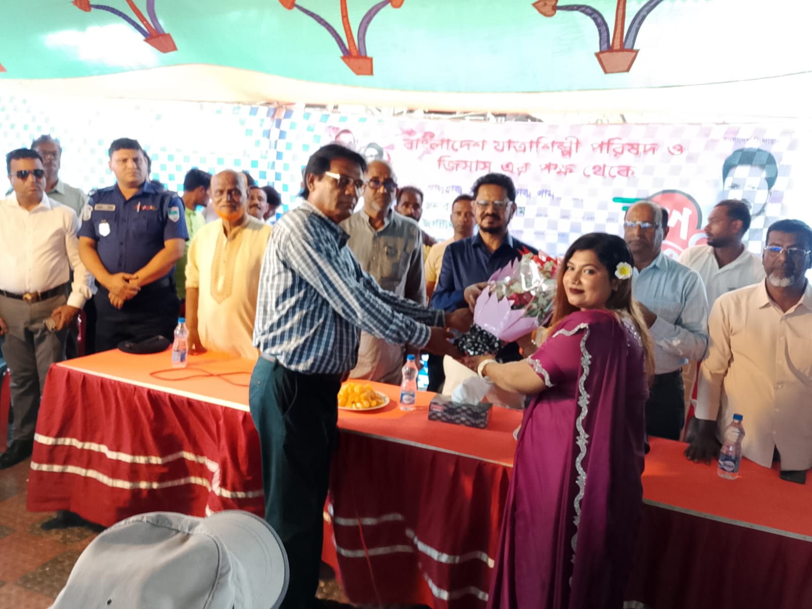 বাংলাদেশ যাত্রা শিল্পী পরিষদ ও জিসাস উদ্যোগে বটিয়াঘাটা বাজারে খুলনা ০১ আসনের জাতীয় সংসদ সদস্য আমীর এজাজ খানকে গণ সংবর্ধনা