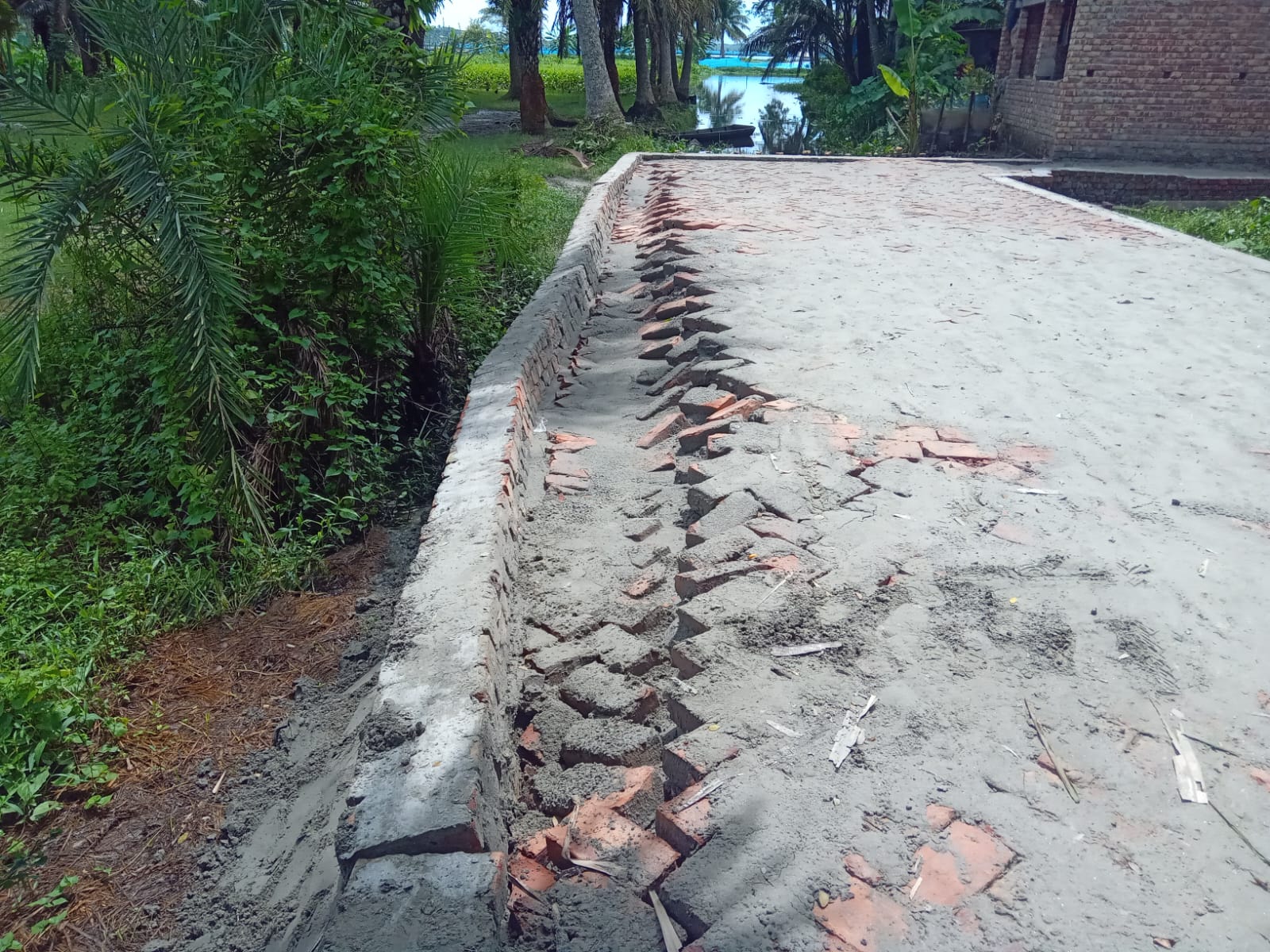 ডুমুরিয়ায় সদ্য নির্মিত একটি রাস্তার গাইডওয়াল ধসে পড়ার অভিযোগ, নিন্মমানের সামগ্রী ব্যবহার 