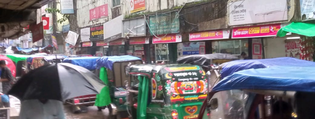 ঈদগাঁওতে পার্কিং ব্যবস্থার অভাবে যত্রতত্রে যানবাহন স্টেশন, অনিয়ন্ত্রিত যানজটের কবলে বাজারবাসী 