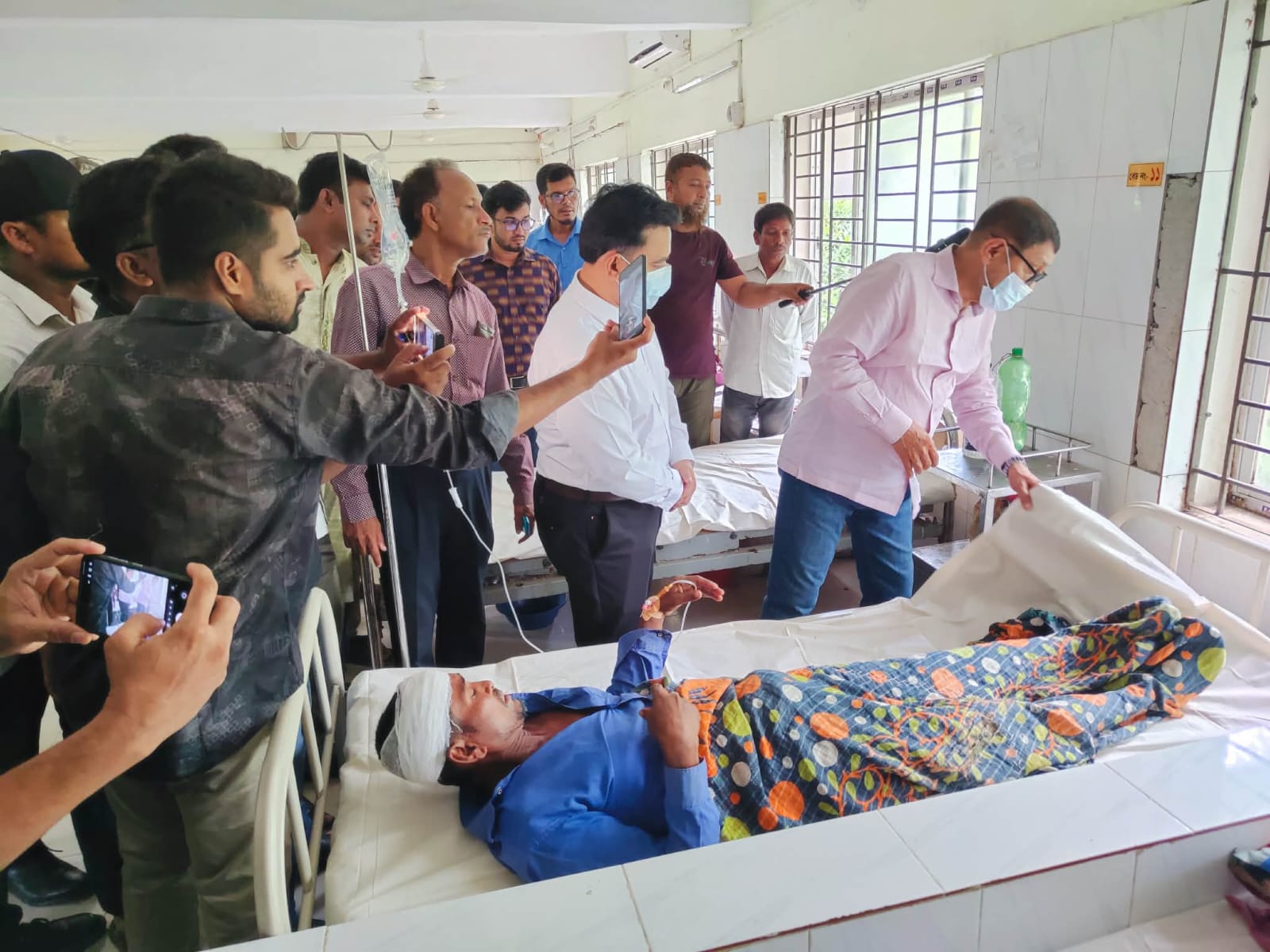 হঠাৎ সাতক্ষীরায় স্বাস্থ্যমন্ত্রী, কর্মস্থলে অনুপস্থিত একজন চিকিৎসক বদলি ও নৈশ প্রহরী বরখাস্ত