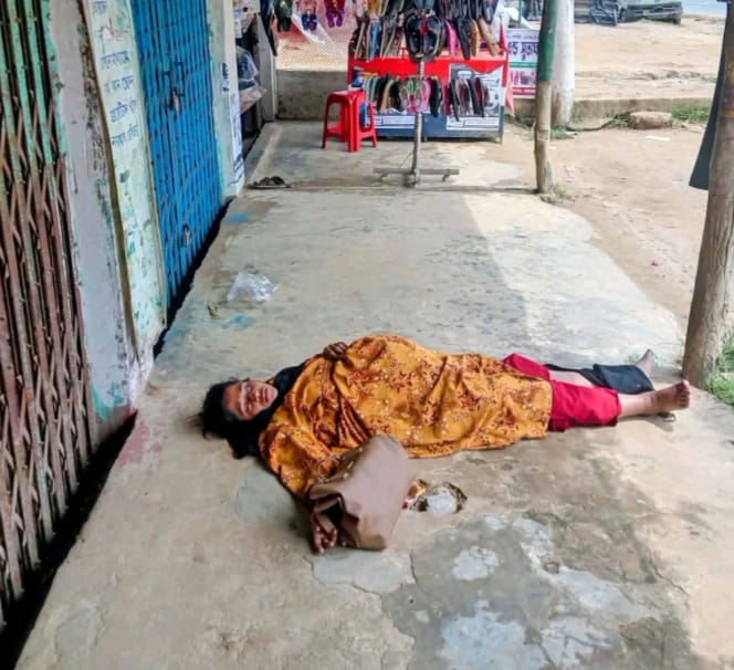 ইসলামাবাদে পরিচয়হীন অন্তঃসত্ত্বা নারীর পাশে দাঁড়াল জনপ্রতিনিধি সহ কজন যুবক