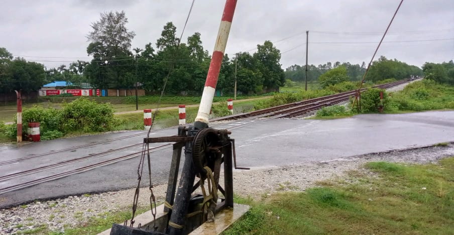 জালালাবাদের লেবেল ক্রসিংয়ের বেরিয়াল নষ্ট, পারাপার ঝুঁকিতে জনও যানবাহন 