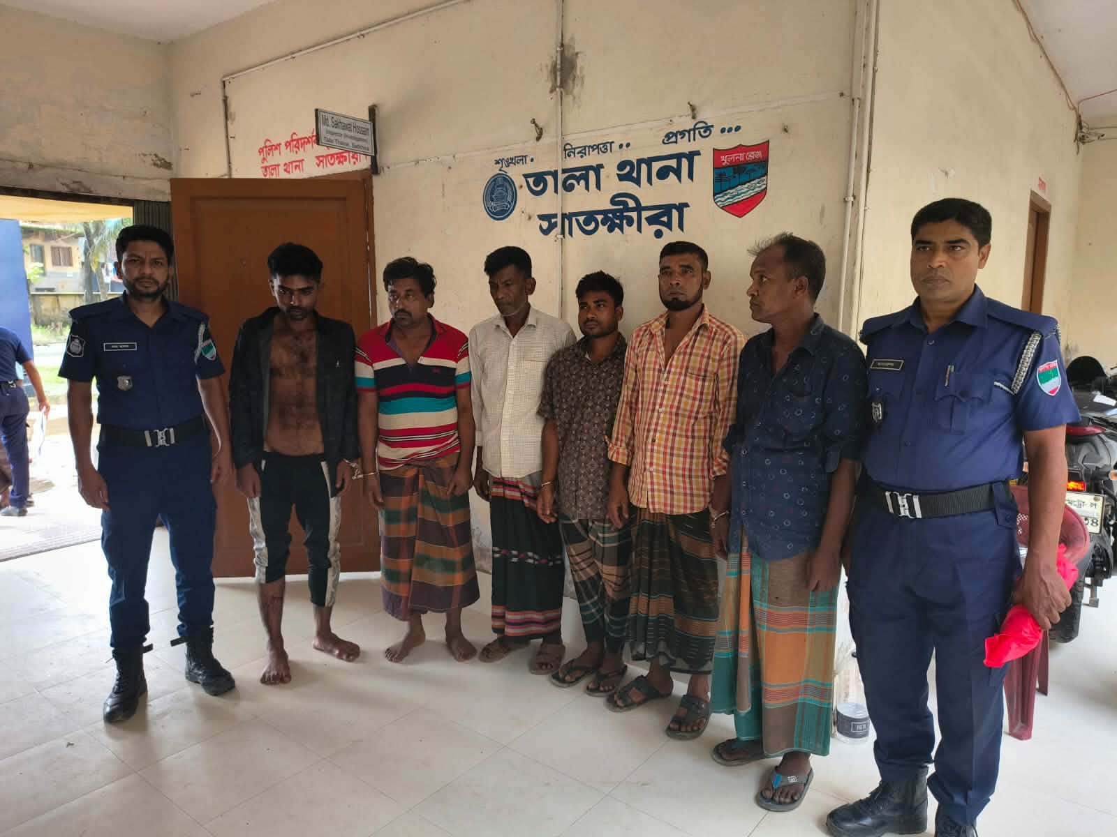 তালা থানার ওসি সাখাওয়াত হোসেনের নেতৃত্বে বিশেষ অভিযানে মাদক কারবারি, ভ্যান চোর ও সাজাপ্রাপ্ত আসামিসহ ৬ জন আটক