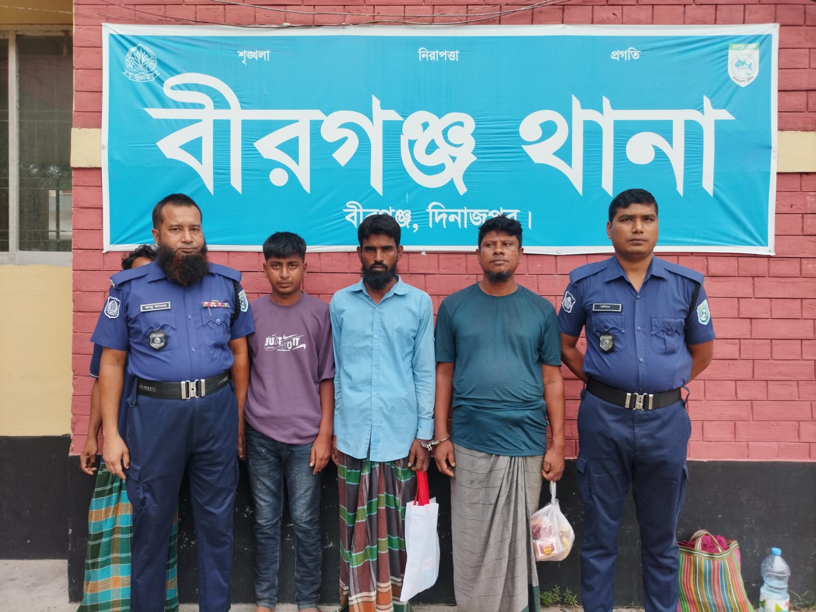 দিনাজপুর বীরগঞ্জে র‌্যাব ও পুলিশের যৌথ অভিযান ১২ লাখ টাকা মূল্যের ৫৬ কেজি গাঁজাসহ ৩ জন আটক