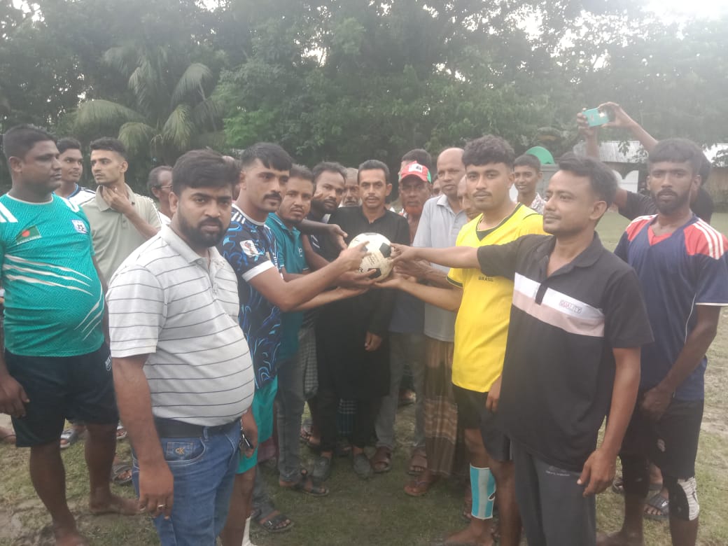 মাদকমুক্ত সমাজ গঠনে তরুণদের হাতে ফুটবল বিতরণ করলেন যুবনেতা শেখ হুমায়ূন কবির